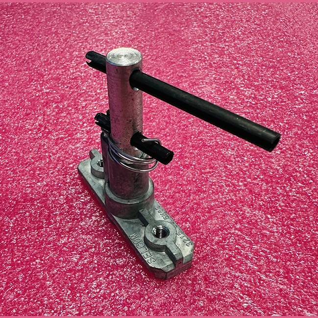 Устройство отпорное (ключевина замка) двери шахты правое 3215.05.5M62 Selcom KM998726 Kone